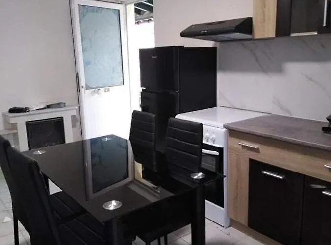 Alexandra Apartment *